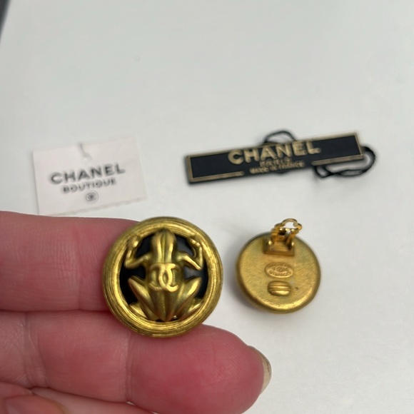 CHANEL GOLD BLACK Frog Earrings Clip ons Size 7/8” - Picture 10 of 12